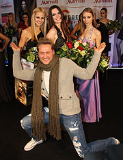 Model of the Year Nico Schwanz mit den Gewinnerinnen 2011 (©Foto. Martin Schmitz)